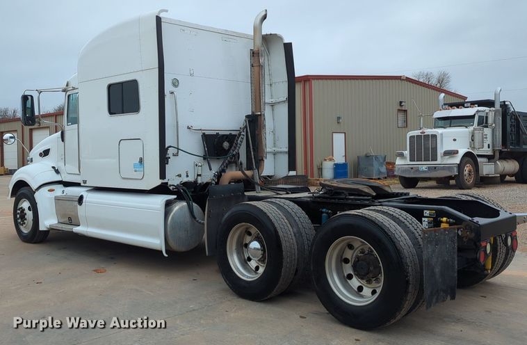 image for item LY9502 2015 Peterbilt 386  semi truck