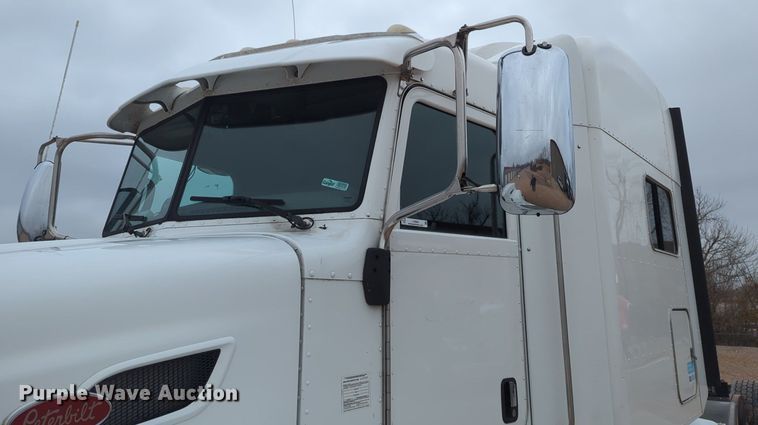 image for item LY9502 2015 Peterbilt 386  semi truck