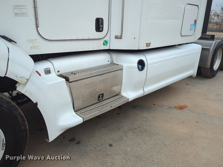 image for item LY9502 2015 Peterbilt 386  semi truck