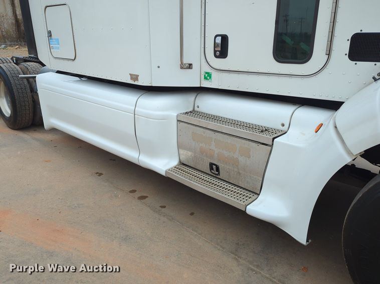 image for item LY9502 2015 Peterbilt 386  semi truck