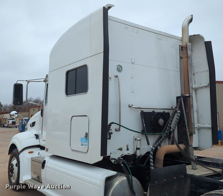 image for item LY9502 2015 Peterbilt 386  semi truck