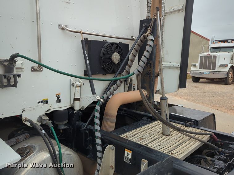 image for item LY9502 2015 Peterbilt 386  semi truck