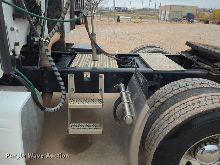 image for item LY9502 2015 Peterbilt 386  semi truck