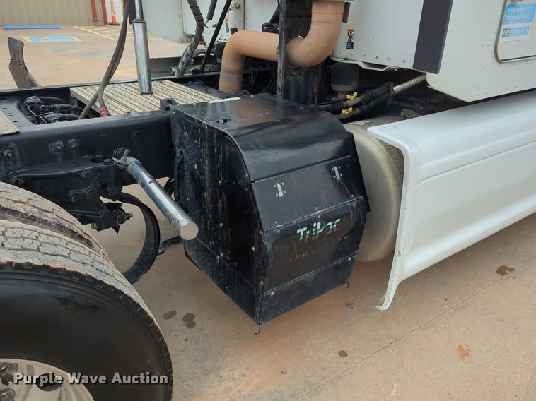 image for item LY9502 2015 Peterbilt 386  semi truck