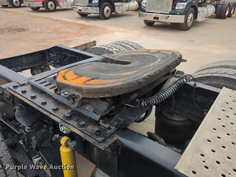 image for item LY9502 2015 Peterbilt 386  semi truck