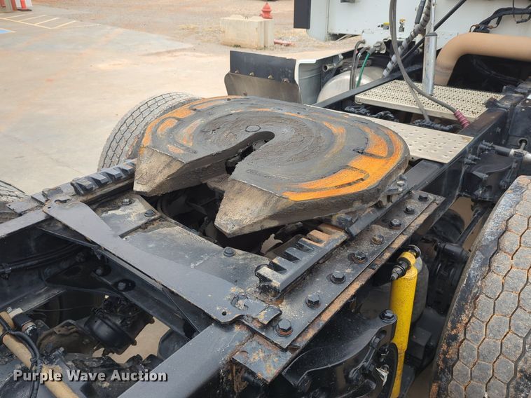 image for item LY9502 2015 Peterbilt 386  semi truck