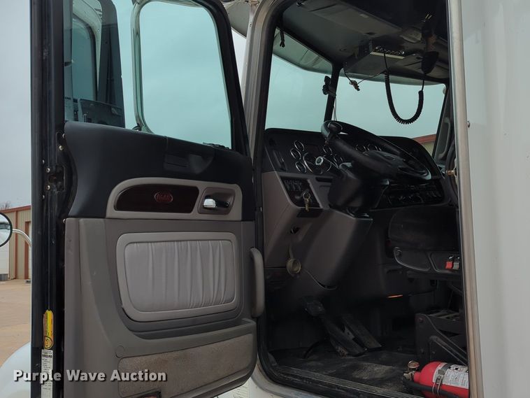 image for item LY9502 2015 Peterbilt 386  semi truck