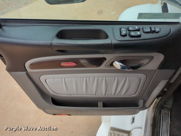 image for item LY9502 2015 Peterbilt 386  semi truck