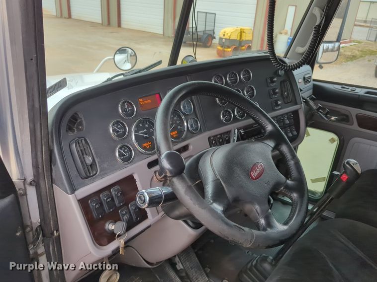 image for item LY9502 2015 Peterbilt 386  semi truck