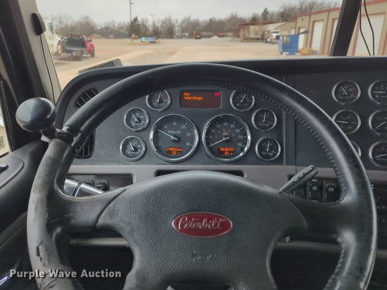 image for item LY9502 2015 Peterbilt 386  semi truck