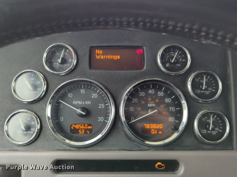 image for item LY9502 2015 Peterbilt 386  semi truck