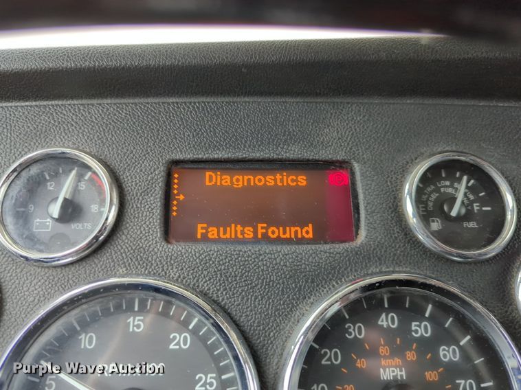 image for item LY9502 2015 Peterbilt 386  semi truck