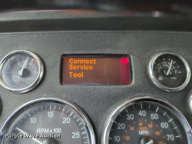 image for item LY9502 2015 Peterbilt 386  semi truck