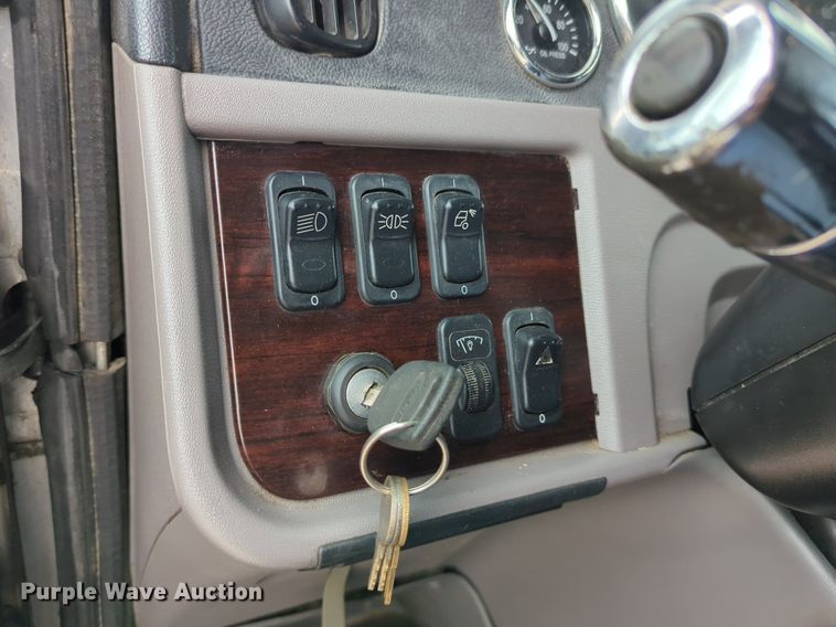 image for item LY9502 2015 Peterbilt 386  semi truck