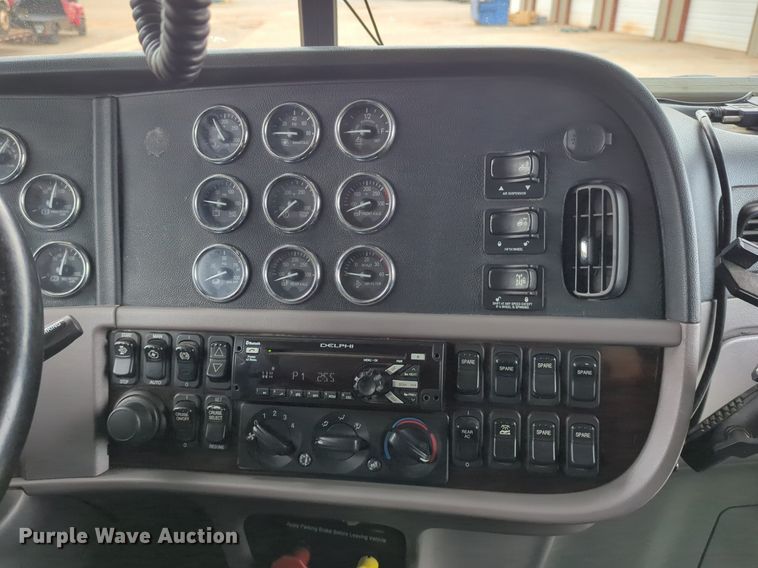 image for item LY9502 2015 Peterbilt 386  semi truck