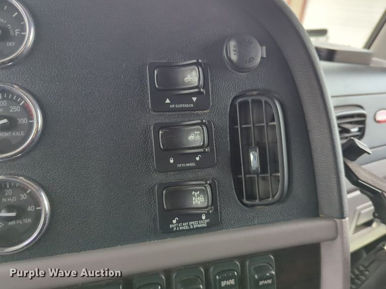 image for item LY9502 2015 Peterbilt 386  semi truck