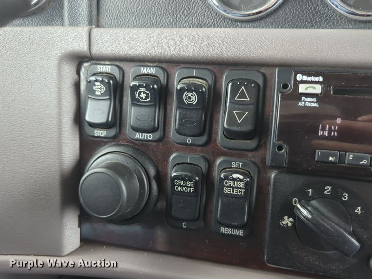 image for item LY9502 2015 Peterbilt 386  semi truck