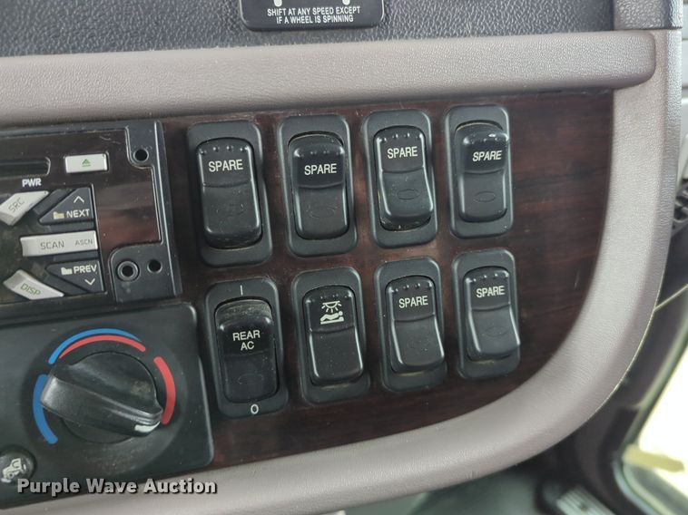 image for item LY9502 2015 Peterbilt 386  semi truck