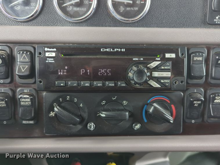 image for item LY9502 2015 Peterbilt 386  semi truck