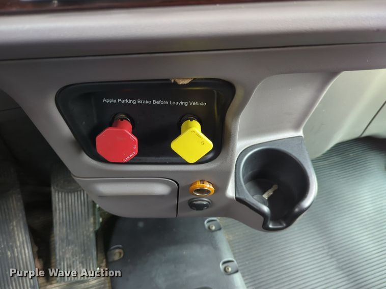 image for item LY9502 2015 Peterbilt 386  semi truck