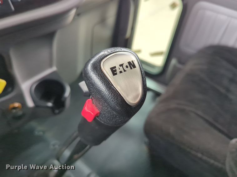 image for item LY9502 2015 Peterbilt 386  semi truck