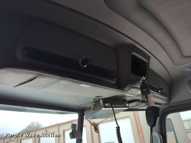 image for item LY9502 2015 Peterbilt 386  semi truck