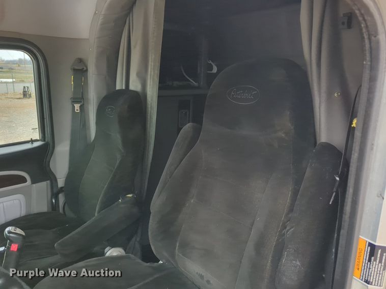 image for item LY9502 2015 Peterbilt 386  semi truck