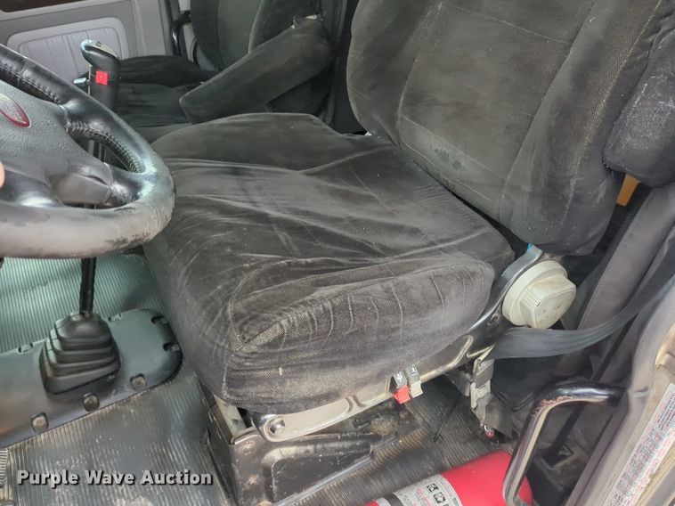 image for item LY9502 2015 Peterbilt 386  semi truck