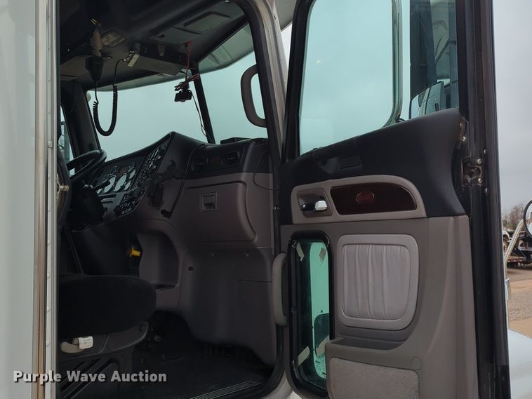 image for item LY9502 2015 Peterbilt 386  semi truck