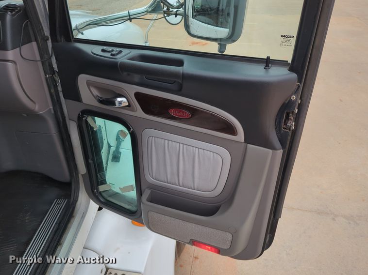 image for item LY9502 2015 Peterbilt 386  semi truck