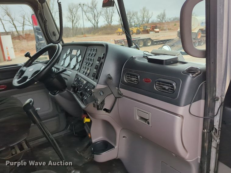 image for item LY9502 2015 Peterbilt 386  semi truck