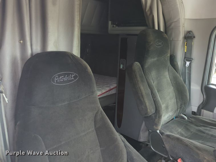 image for item LY9502 2015 Peterbilt 386  semi truck