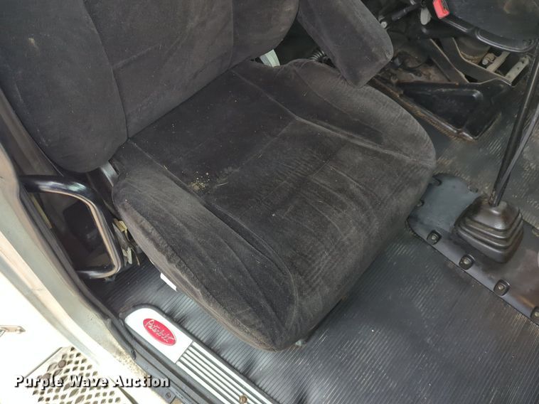 image for item LY9502 2015 Peterbilt 386  semi truck