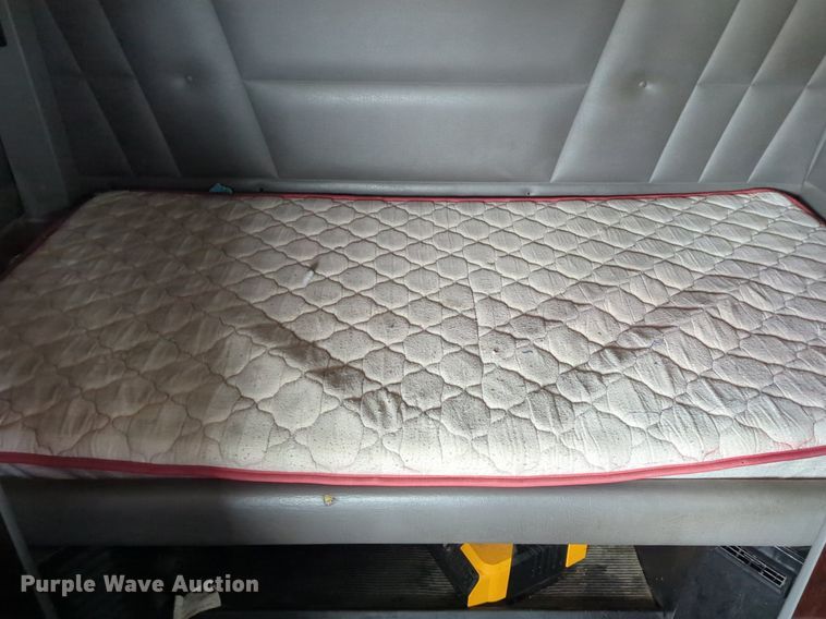 image for item LY9502 2015 Peterbilt 386  semi truck