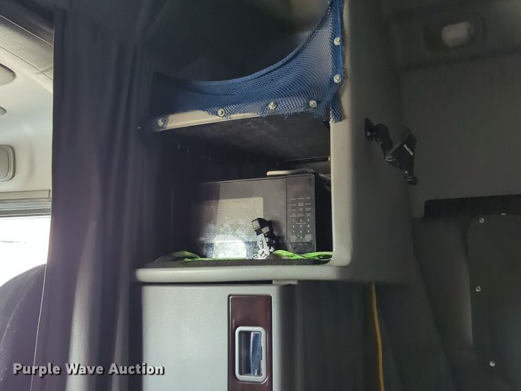 image for item LY9502 2015 Peterbilt 386  semi truck