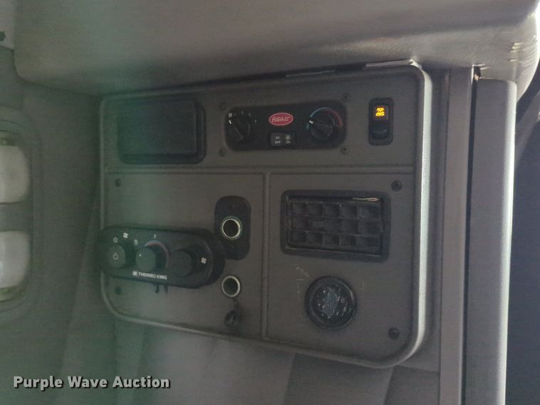 image for item LY9502 2015 Peterbilt 386  semi truck