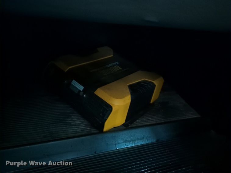 image for item LY9502 2015 Peterbilt 386  semi truck