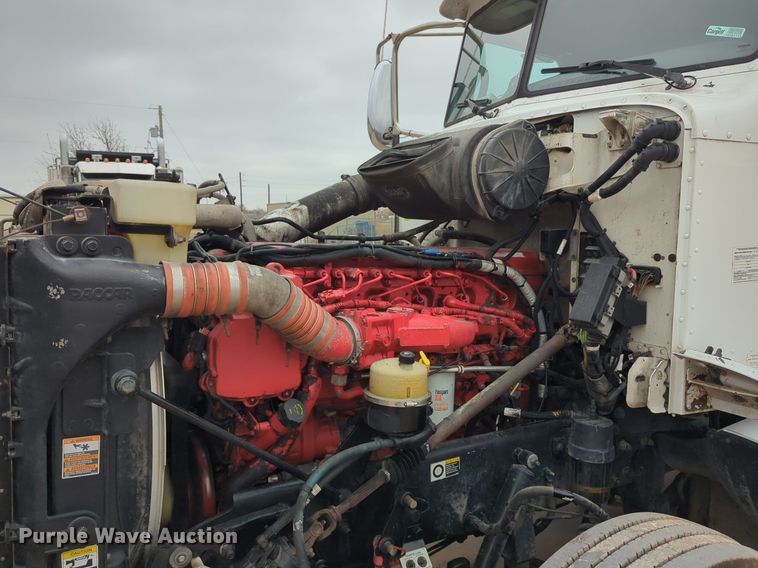 image for item LY9502 2015 Peterbilt 386  semi truck