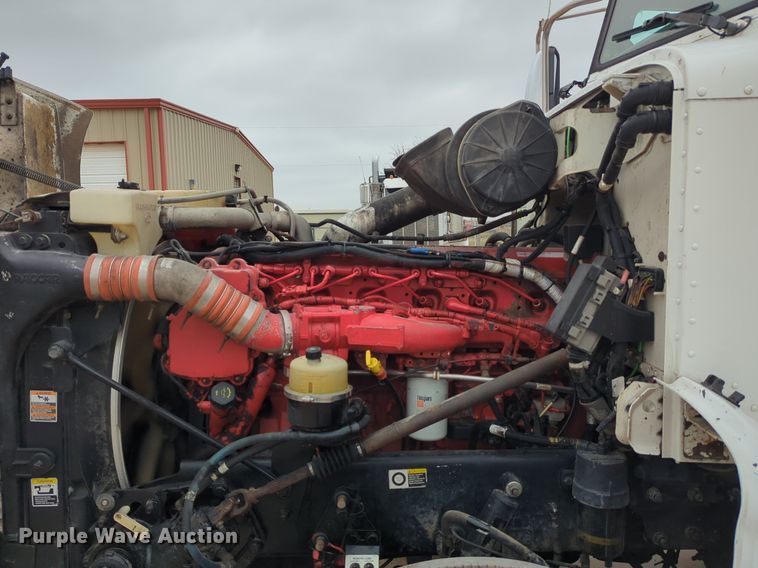 image for item LY9502 2015 Peterbilt 386  semi truck