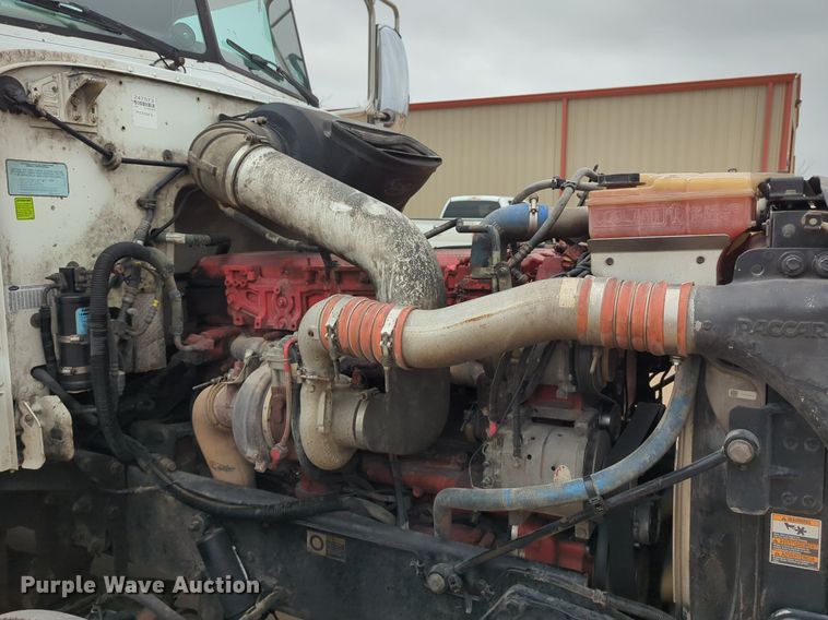 image for item LY9502 2015 Peterbilt 386  semi truck