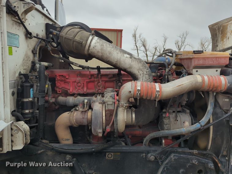 image for item LY9502 2015 Peterbilt 386  semi truck