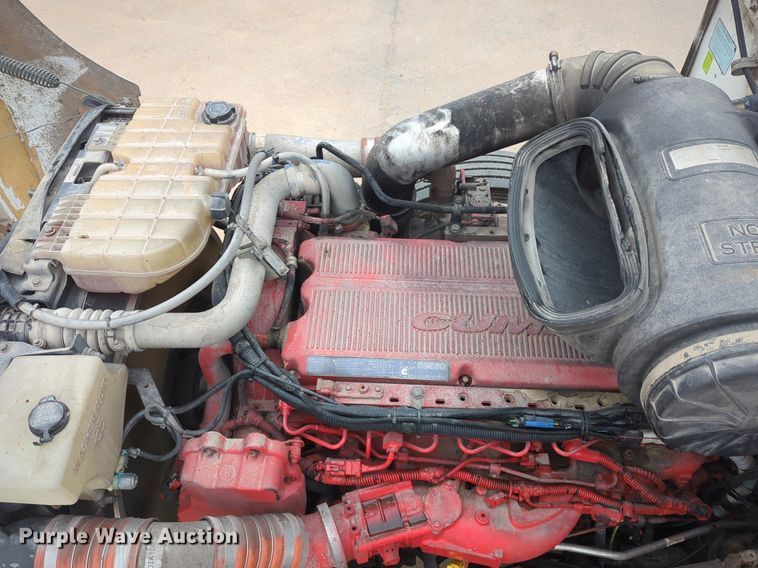 image for item LY9502 2015 Peterbilt 386  semi truck