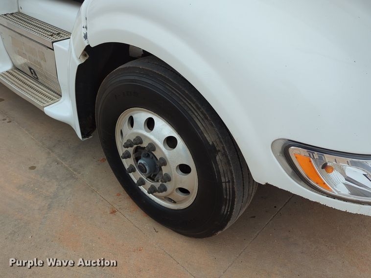 image for item LY9502 2015 Peterbilt 386  semi truck