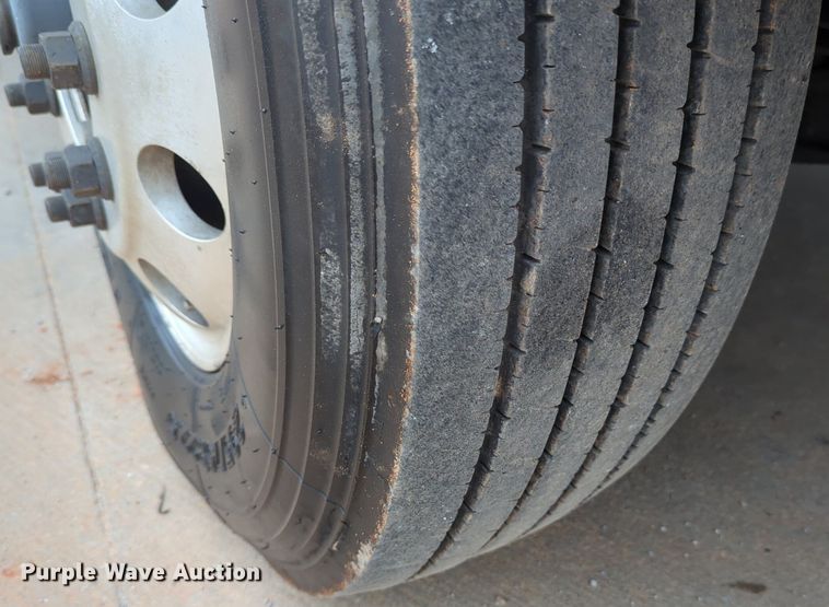 image for item LY9502 2015 Peterbilt 386  semi truck