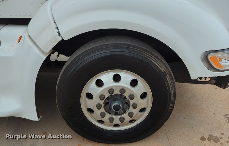 image for item LY9502 2015 Peterbilt 386  semi truck