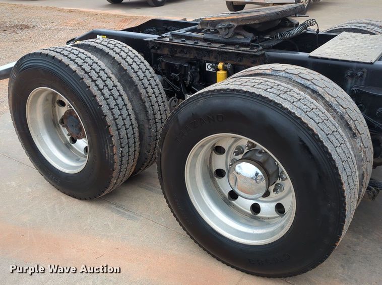 image for item LY9502 2015 Peterbilt 386  semi truck