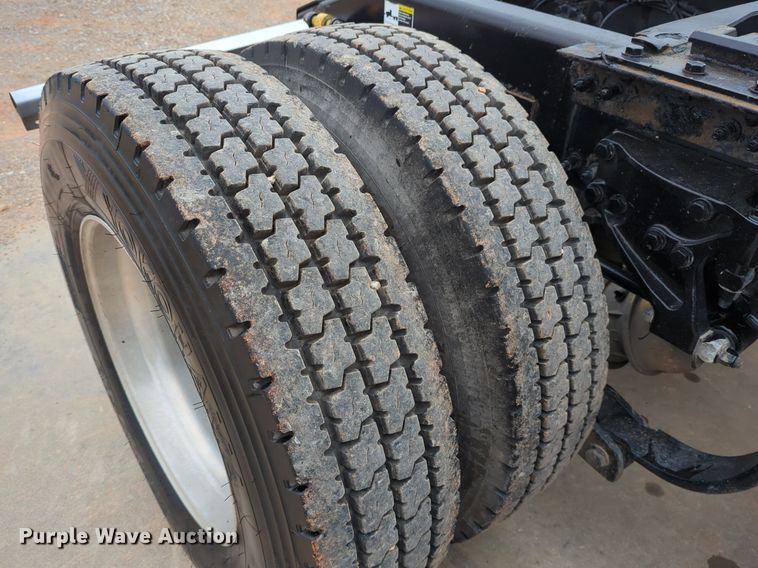 image for item LY9502 2015 Peterbilt 386  semi truck