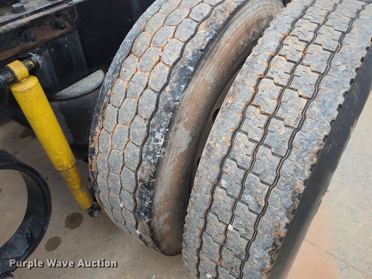 image for item LY9502 2015 Peterbilt 386  semi truck