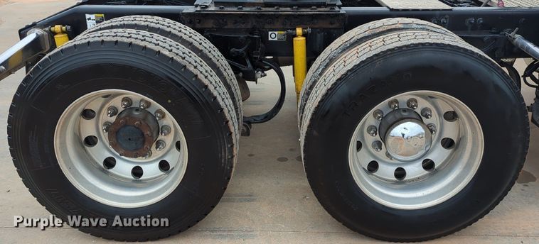 image for item LY9502 2015 Peterbilt 386  semi truck