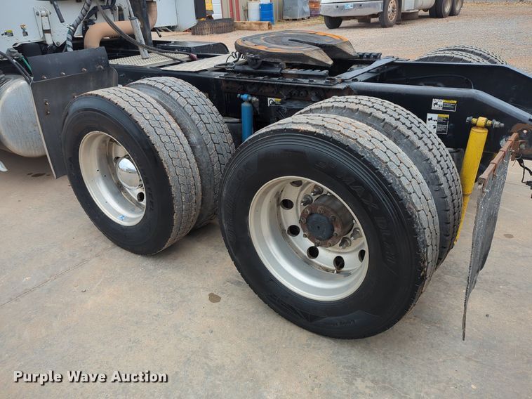 image for item LY9502 2015 Peterbilt 386  semi truck